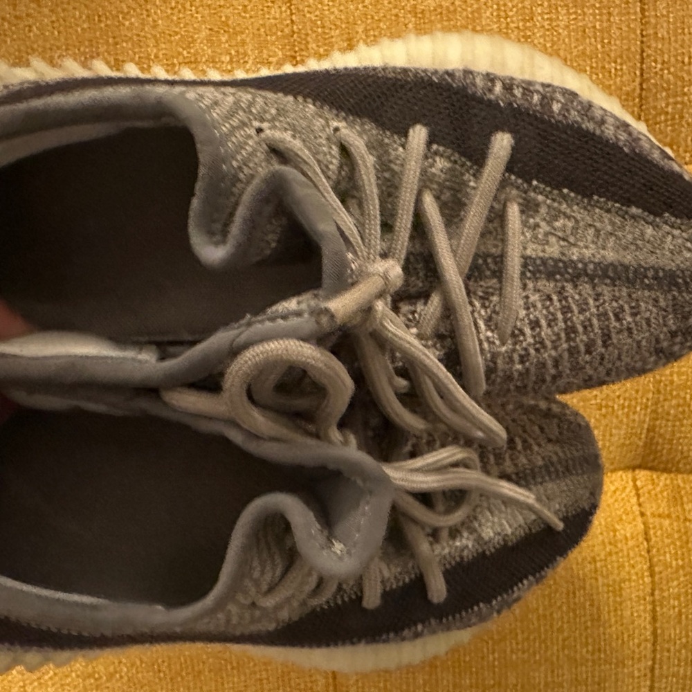 Yeezy SIZE 4